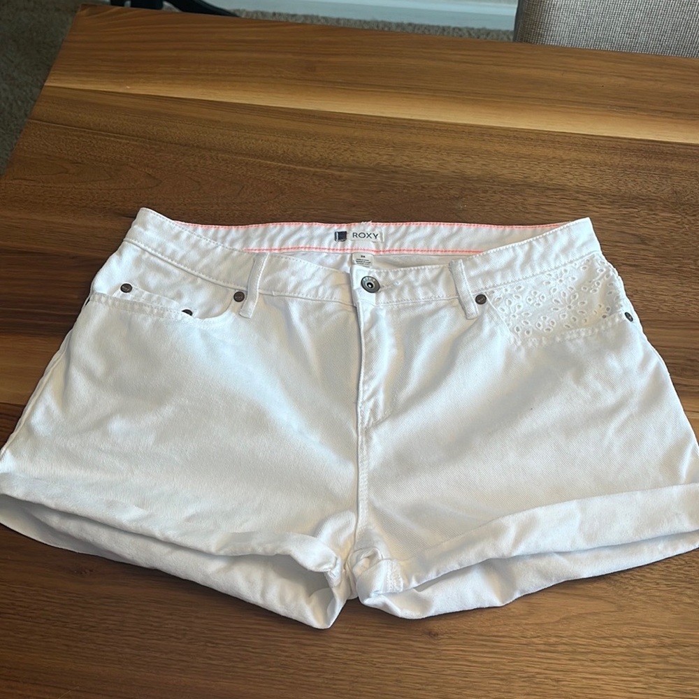 Roxy Shorts
Excellent Condition
Size 28 
White 
#368C